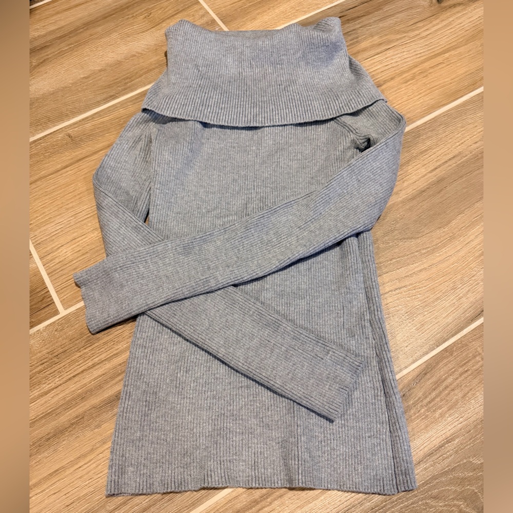 Carmen Marc Valvo Silver-Ribbed Knit Sweater Top